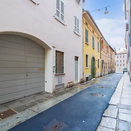 Host4u - Tresanda In Center *